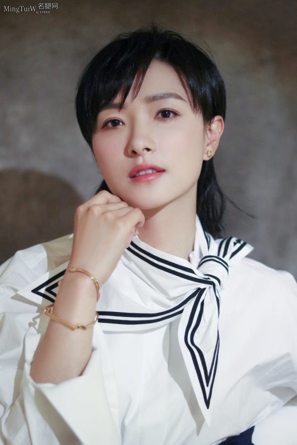 可爱又不失帅气的女星万茜玉足踩蓝色细高跟鞋(9/11)