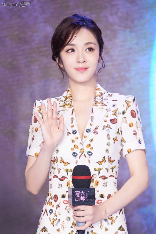 王晓晨穿优雅花裙玉腿白的发亮(6/11)