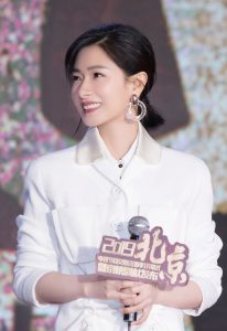 美女万茜脚上穿低跟小短靴优雅纯净