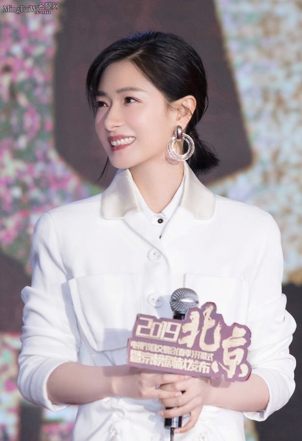 美女万茜脚上穿低跟小短靴优雅纯净(7/13)