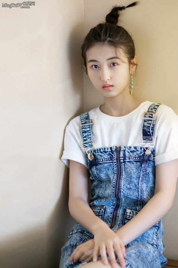 清纯的邻家少女张子枫穿牛仔裙秀美腿(6/9)