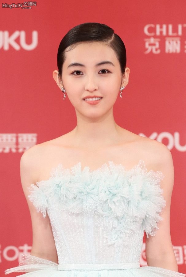 张子枫露香肩美背精致的小美女(11/12)