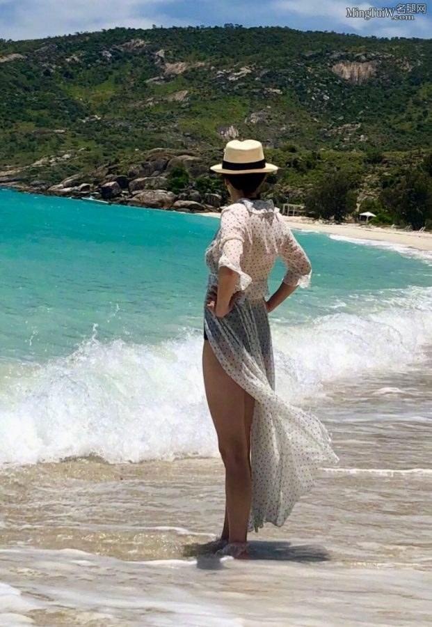 刘嘉玲海边穿泳装秀好身材景美人更美(7/7)