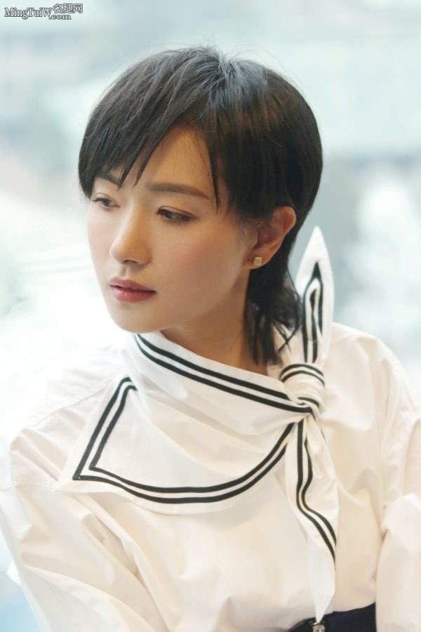 可爱又不失帅气的女星万茜玉足踩蓝色细高跟鞋(8/11)