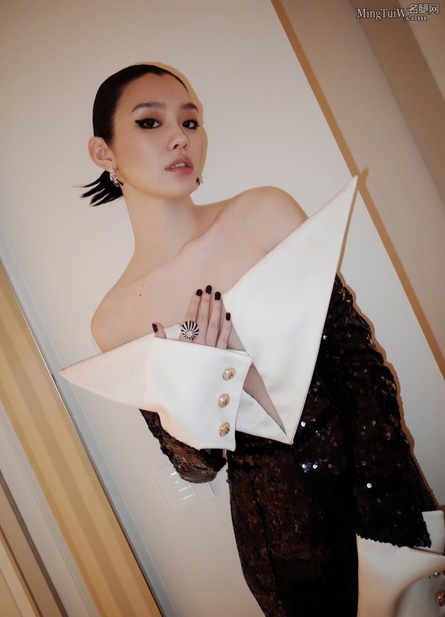 奚梦瑶立体视觉超短裙大秀美胸长腿(9/10)