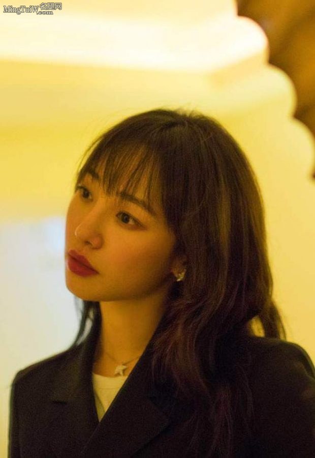 “治愈系女神”白百何美足踩精致高跟鞋(6/9)
