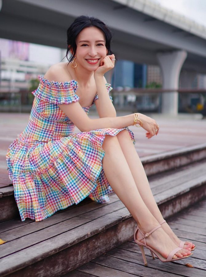 龚嘉欣穿低胸短裙玉足踩高跟出席剪彩典礼(12/13)