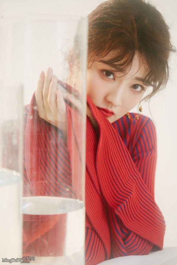 高颜值美女徐璐纯美写真玉腿白皙光滑(7/7)