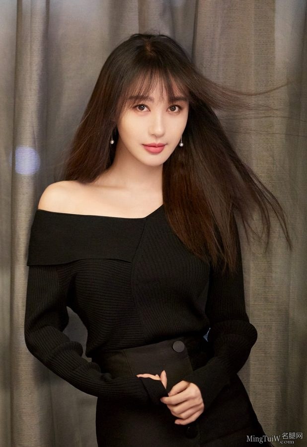 美女明星李菲儿玉足踩高跟鞋亮相发布会(3/8)
