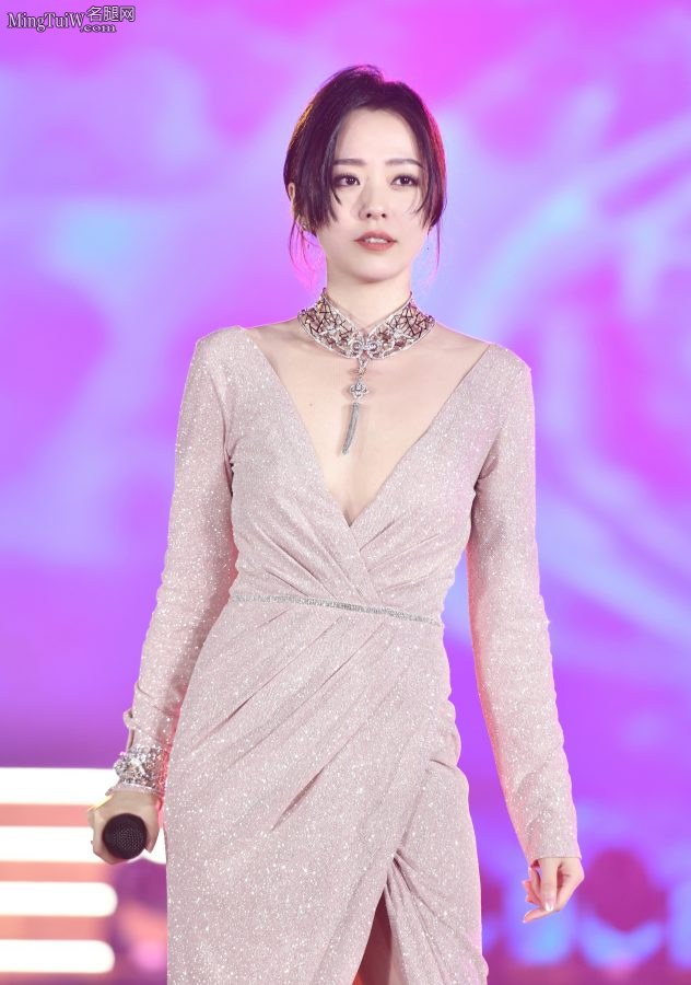 张靓颖身穿华丽礼服身材很有料(4/6)