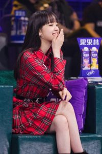 长直发美少女欧阳娜娜的细白腿