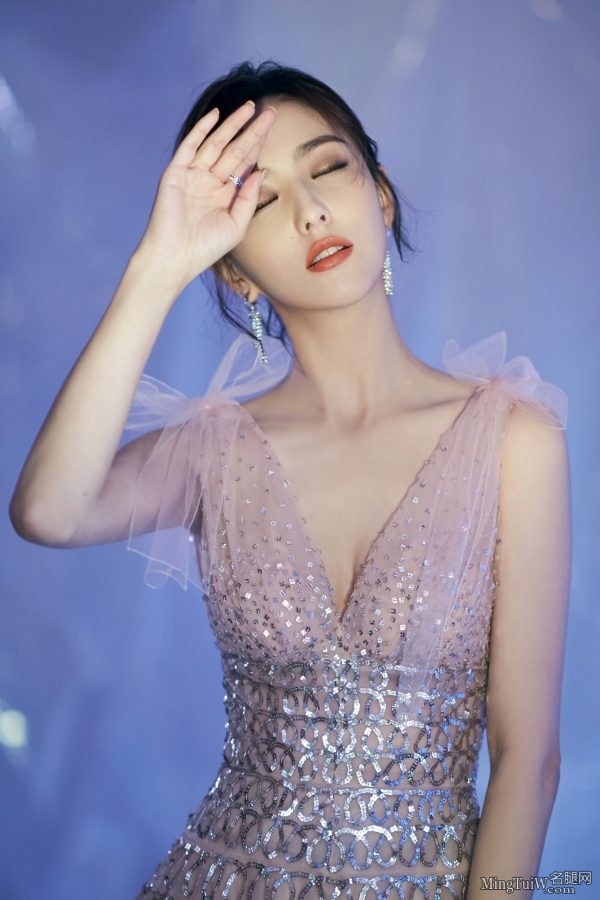 佟丽娅身穿深V礼服还真有点可人(9/9)