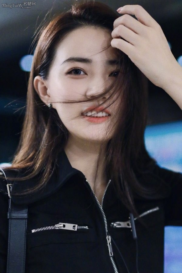 长相甜美的美女徐璐美腿短靴街拍(4/4)