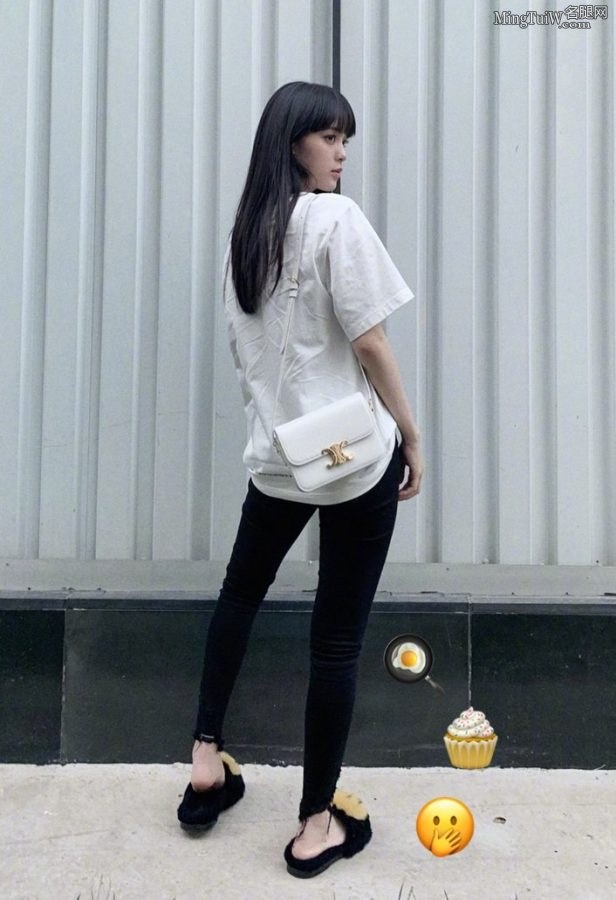 Little beauty Ouyang Nana has a lot of fun with her little white feet wearing slippers(7/7)