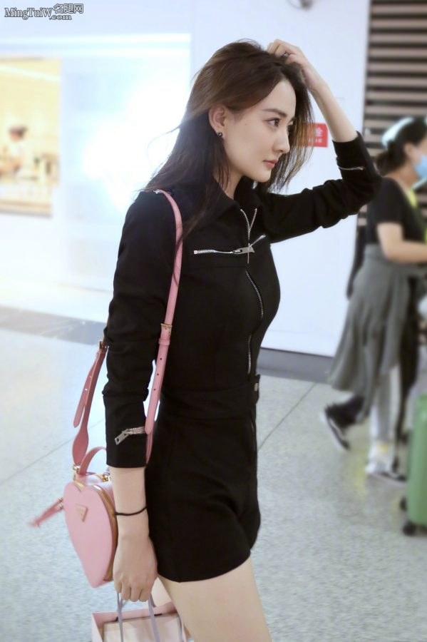 长相甜美的美女徐璐美腿短靴街拍(2/4)