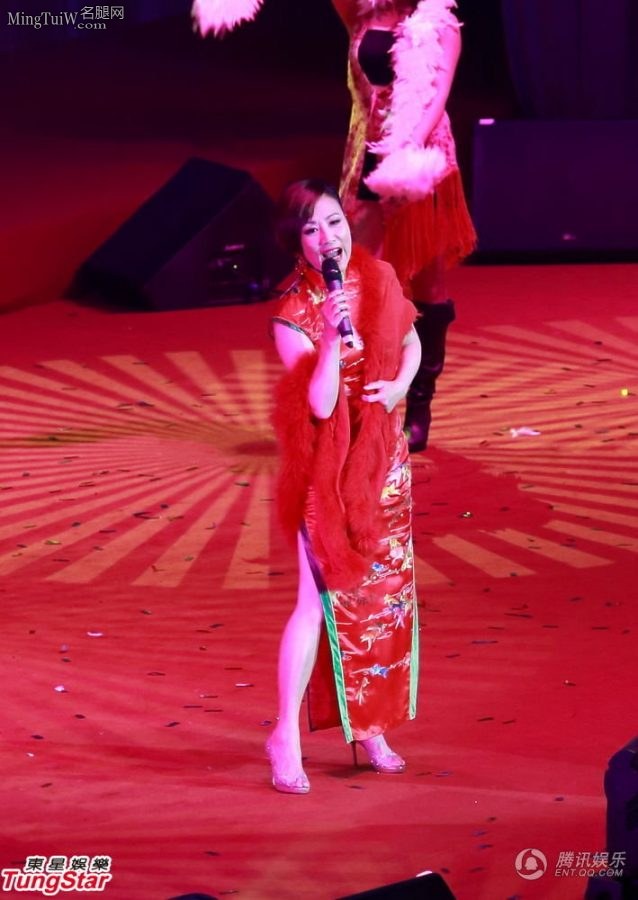 汪明荃穿大红色旗袍风采不减当年(4/8)