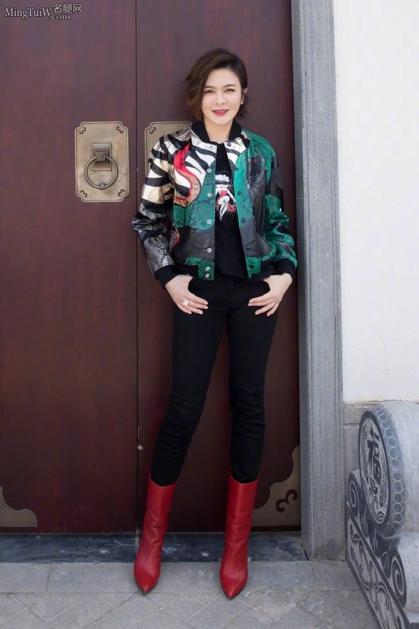 成熟美女明星关之琳紧身裤靴子身材真好(1/7)