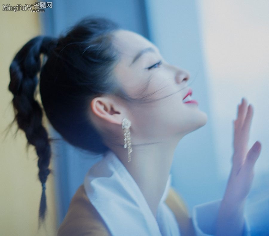 红唇美腿李沁踩细高跟鞋拍写真气质高傲(6/6)