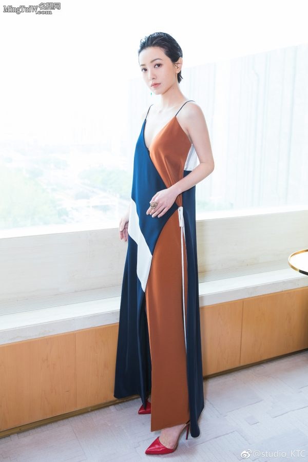 气质女星郭采洁吊带礼服下的美丽玉腿(8/9)