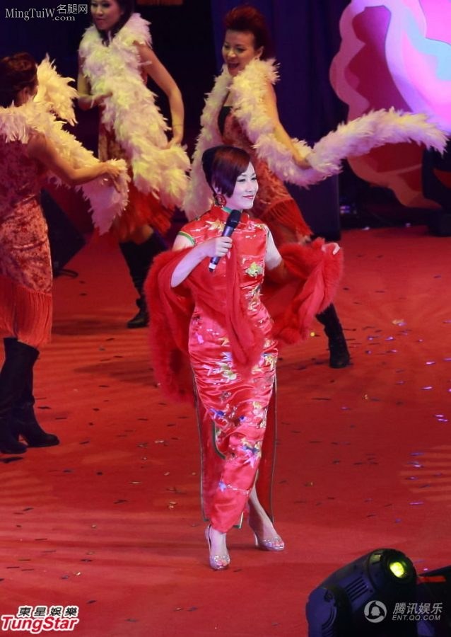 汪明荃穿大红色旗袍风采不减当年(3/8)