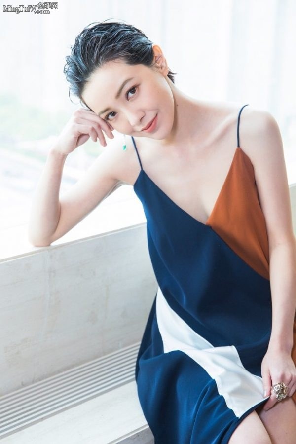 气质女星郭采洁吊带礼服下的美丽玉腿(7/9)