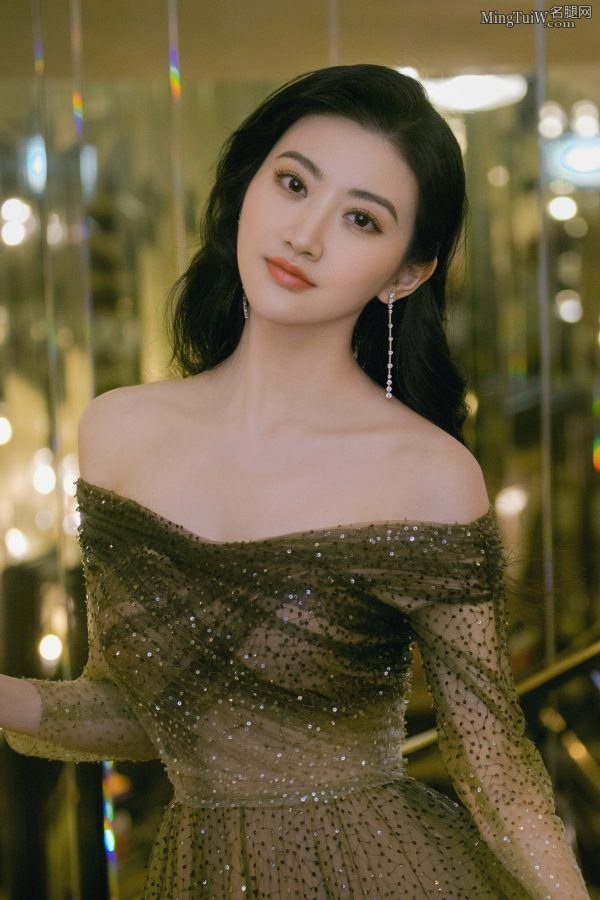 景甜大方展示白皙光滑的美肩,玉腿若隐若现(6/9)