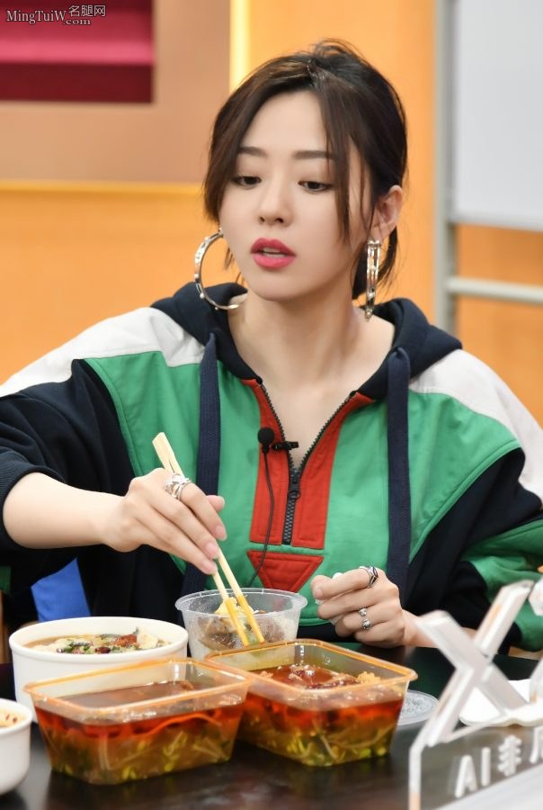 可爱的美妞张靓颖腿好白好美(4/5)