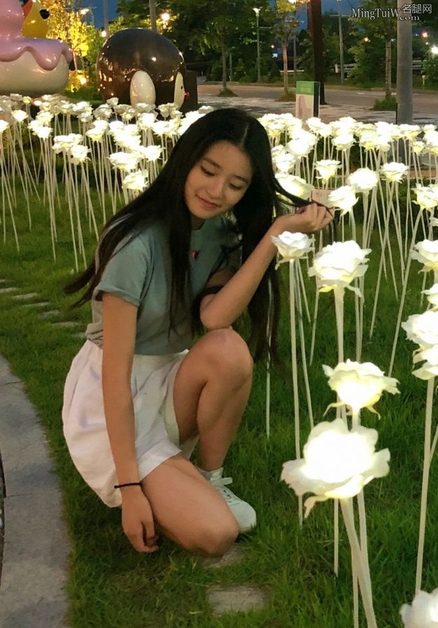 纯美的小精灵柴蔚白皙玉腿生活照(7/7)