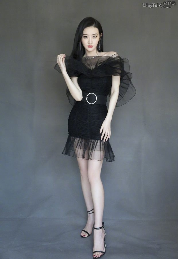 年轻貌美的女星景甜顶级玉腿(1/14)