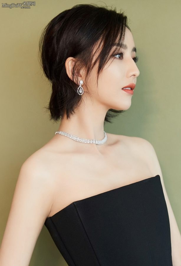 佟丽娅露香肩玉背从头到脚都是如此精致完美(5/6)