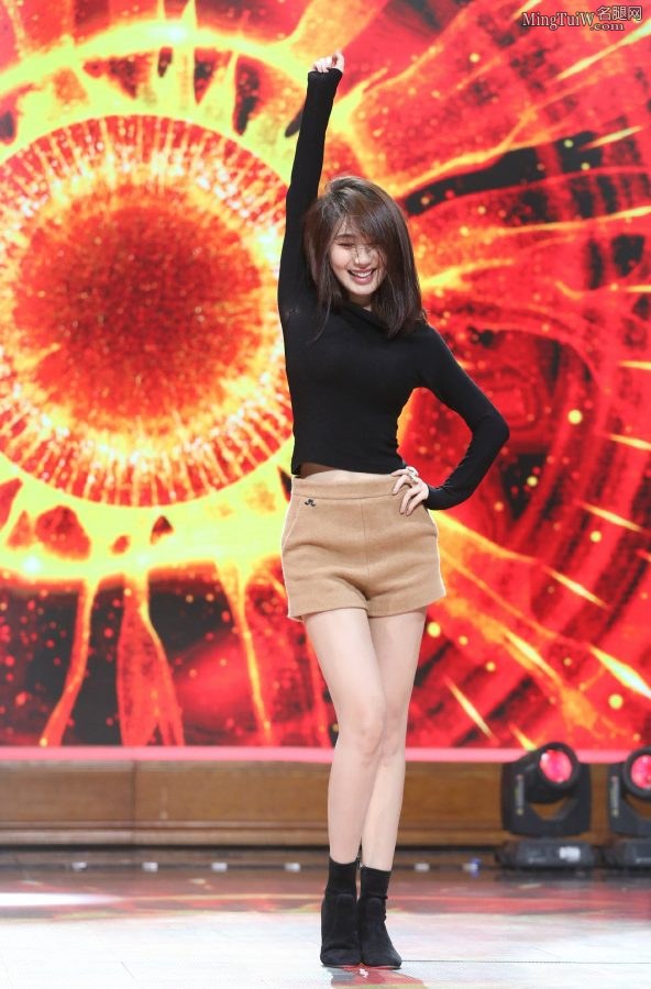 李菲儿登台表演玉腿笔直白皙(2/3)