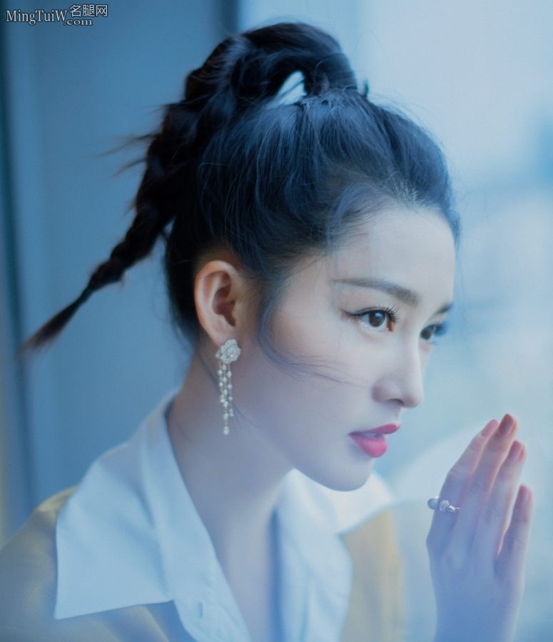 红唇美腿李沁踩细高跟鞋拍写真气质高傲(5/6)