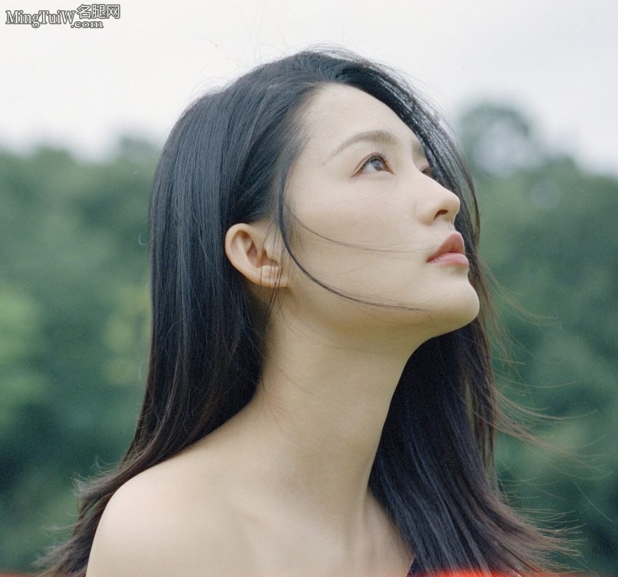 邻家女孩般的女星李沁香肩半露(5/5)