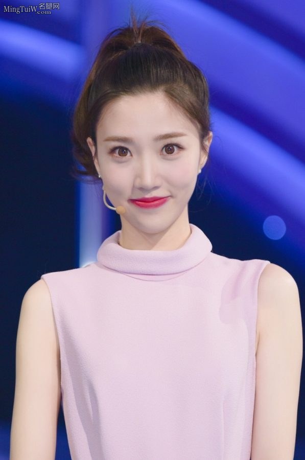 可爱又不失灵气的女主持人张纯烨的玉腿(4/5)