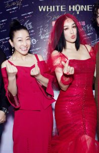 红色新娘钟丽缇身着紧身婚纱美臀凸显