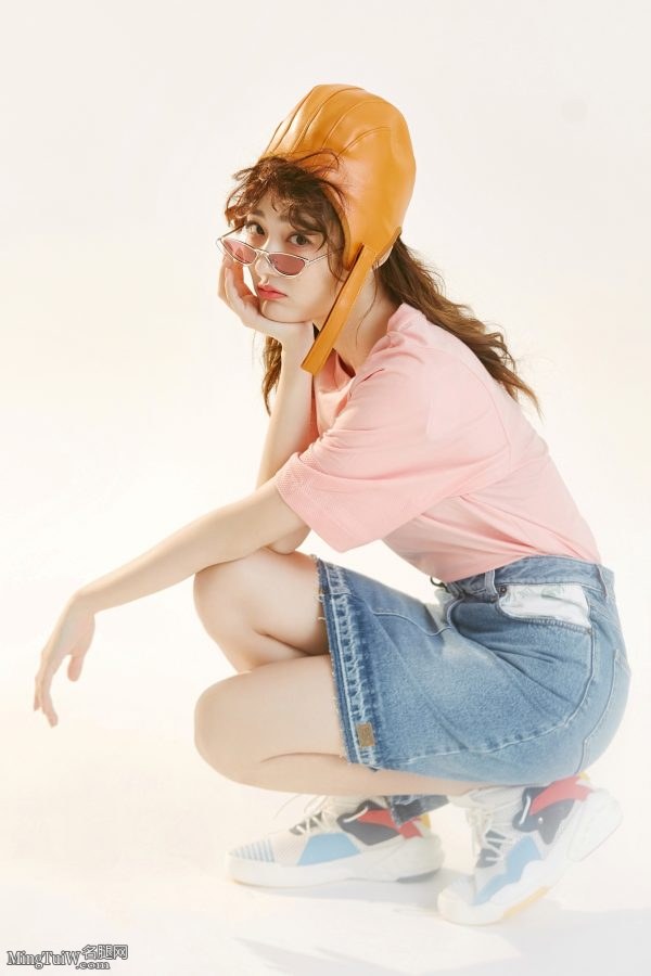 高颜值美女徐璐纯美写真玉腿白皙光滑(4/7)