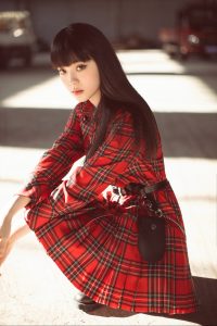 长直发美少女欧阳娜娜的细白腿