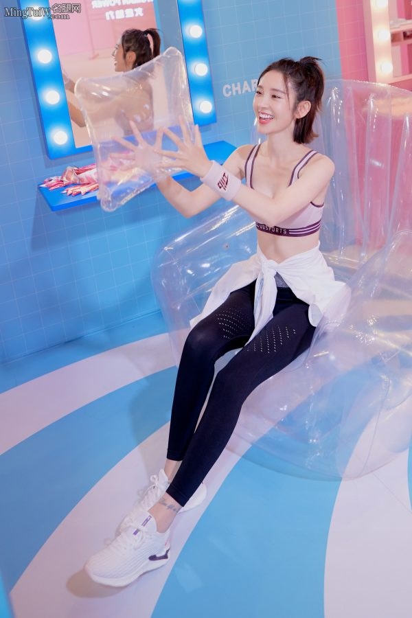 粉色的纯情少女唐艺昕穿运动内衣代言乔丹(4/9)