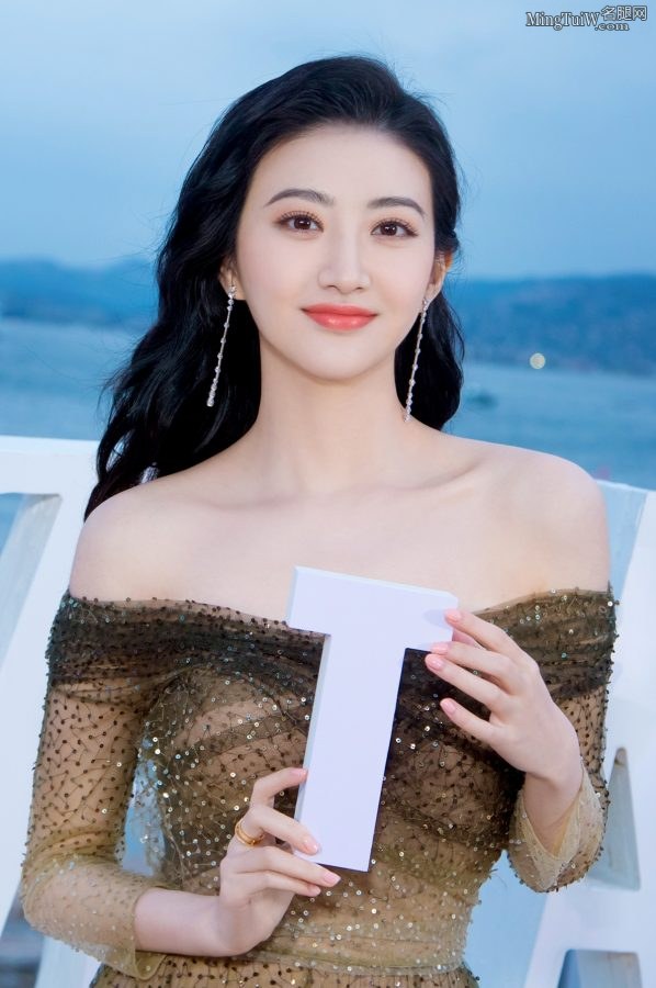 景甜大方展示白皙光滑的美肩,玉腿若隐若现(4/9)