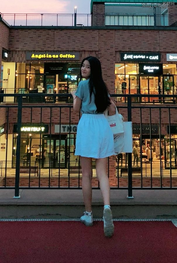 纯美的小精灵柴蔚白皙玉腿生活照(5/7)