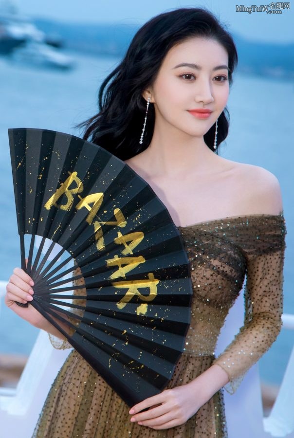 景甜大方展示白皙光滑的美肩,玉腿若隐若现(3/9)