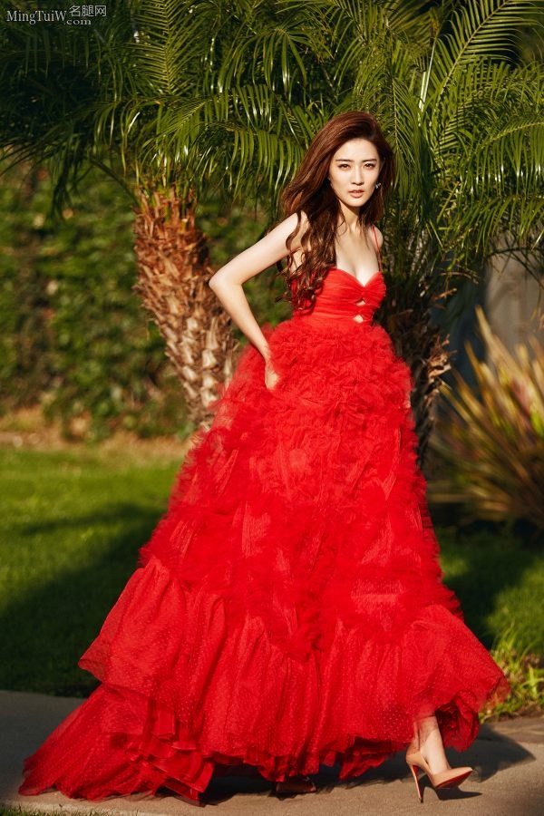 气质女星徐璐一袭吊带红裙，脚上又穿上这双经典黄色红底细高跟(1/8)