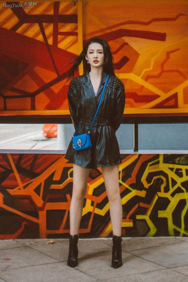 又酷又美的女星李沁穿黑色连体皮短裤和高跟靴子在伦敦街头拍写真(2/7)