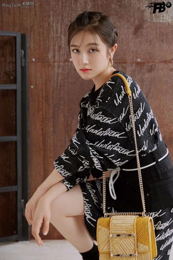 Cute and innocent girl with big eyes, Li Randi, beautiful legs and stilettos(3/8)