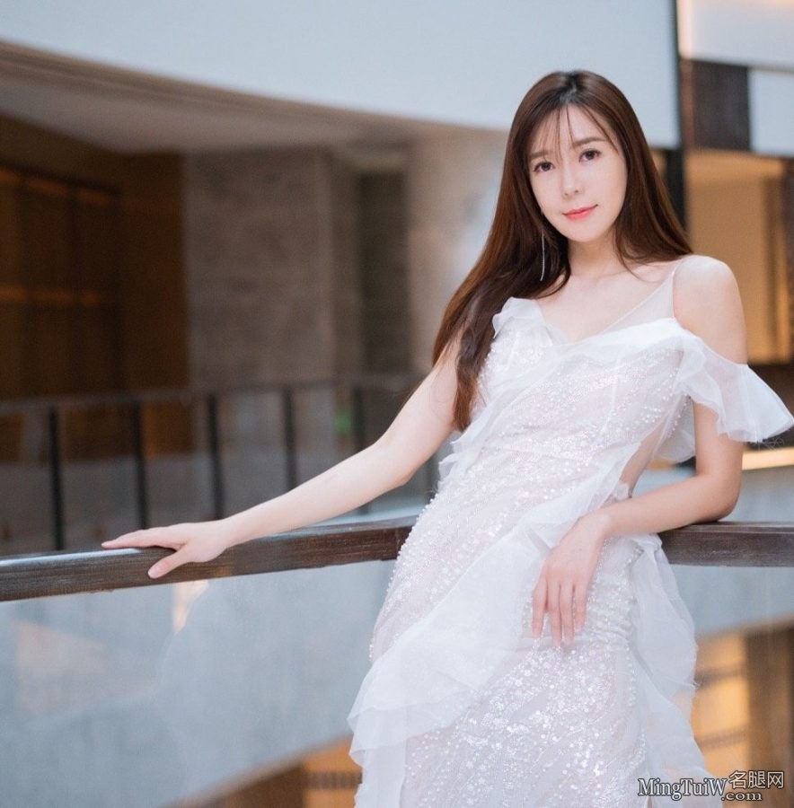 周韦彤仙气飘飘的白纱裙透出美妙的胴体(8/9)