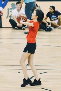 刘语熙下场打篮球我只注意到她的大白腿