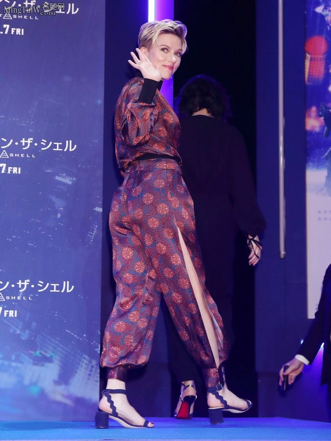 斯嘉丽·约翰逊宣传电影怎么穿好身材都能显现出来(6/8)