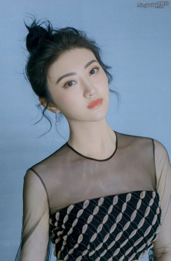 可爱丸子头景甜白皙玉足踩73hours高跟鞋(8/8)