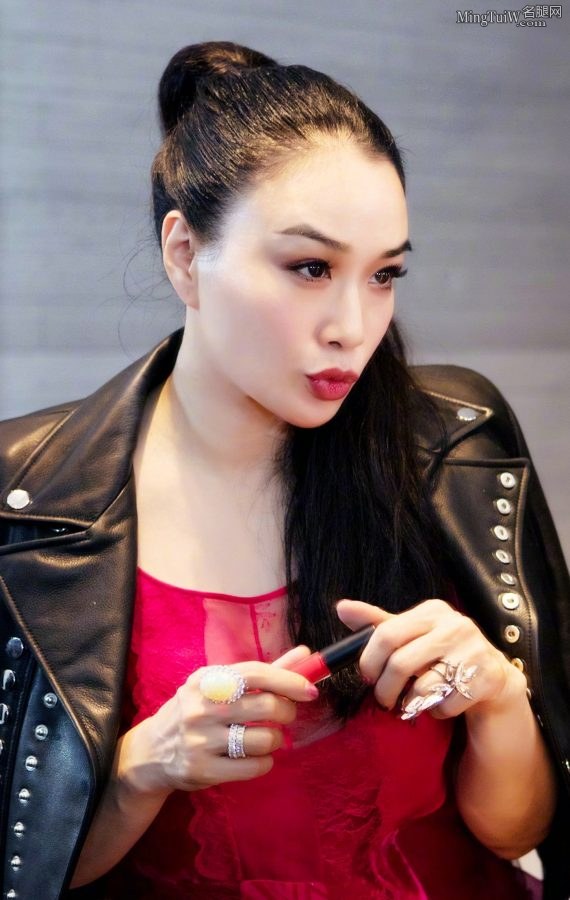 Liti Chung walks the red carpet with her red lips and boots, her beautiful legs are full of femininity(11/14)
