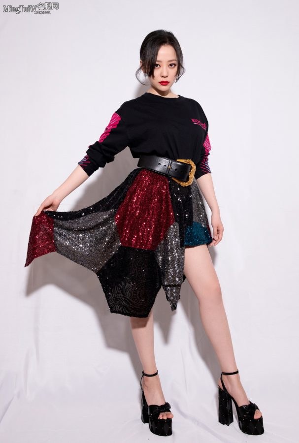 Jane Zhang steps on her feet and her sky-high legs are charming(2/7)